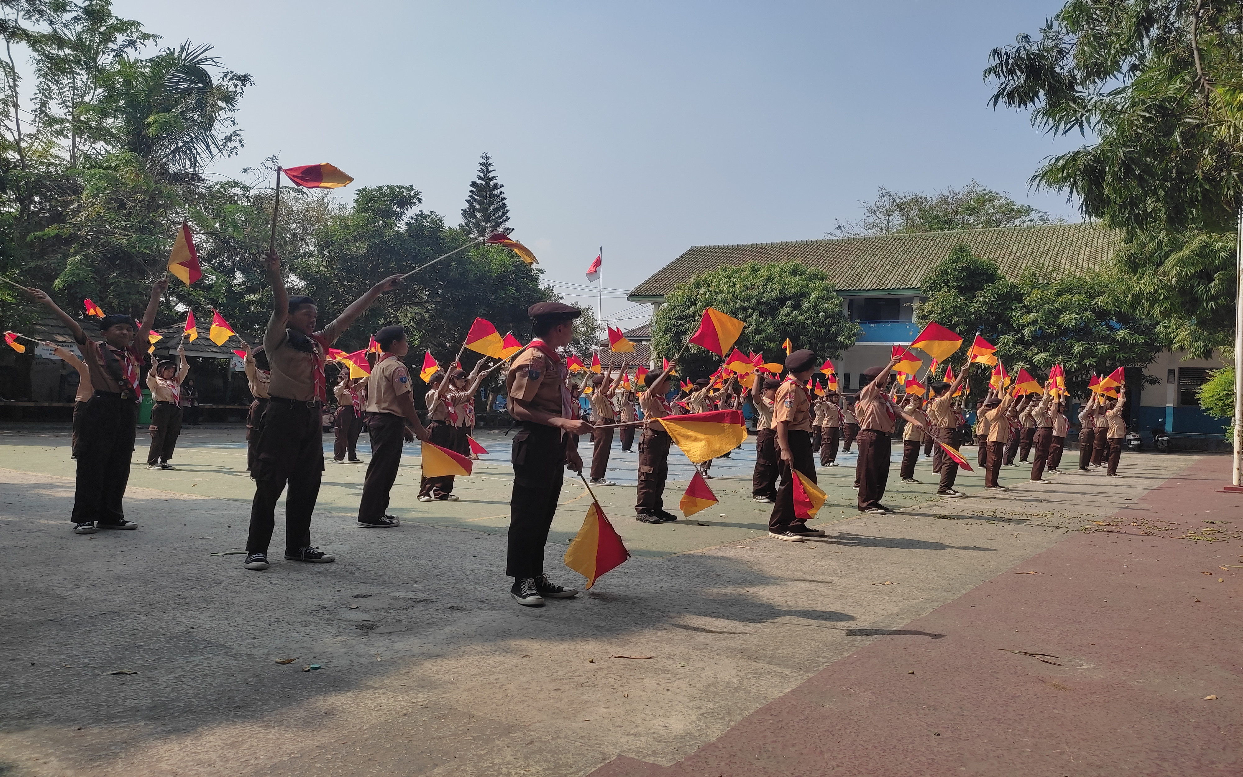 SEMARAK KEGIATAN PENERIMAAN TAMU PENGGALANG (PTP) DI SMP NEGERI 1 KRESEK